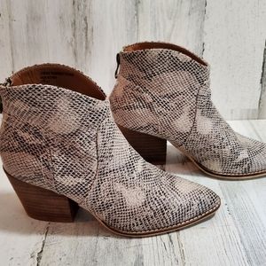 Beast Fashion Snake Skin Pattern Stacked Heel Ankle Booties